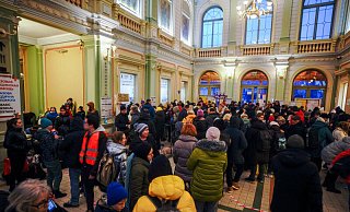 Seit März kommen täglich Tausende Flüchtlinge aus der Ukraine im Bahnhof der ponischen Stadt Przemysl an. Der jüngste Raketeneinschlag in Polen hat bei Einheimischen dort für Angst gesorgt. - dpa