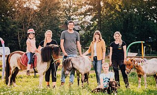 Bringen Kindern den Umgang mit Ponys bei: Gemeinsam mit Tochter Emilia (7) und Sohn Giuliano (8) suchen Lena Kipshagen (v. r.), Nadine Krietenbrink, Christopher Klodt und Sandra Krietenbrink derzeit nach einer geeigneten Fläche in und um Schloß Holte-Stukenbrock, um das Angebot der „MiniFellnasen“ zu erweitern. - Besim Mazhiqi