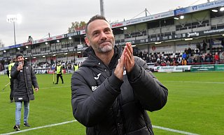 Trainer Alexander Ende hat gut Lachen: Der SC Verl ist bisher die größte Überraschung in der 3. Liga und hat schon 30 Punkte auf dem Konto.