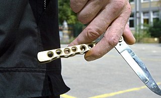 Mit einem Butterfly-Messer habe der Bekannte ihm die schwere Verletzung zugefügt, sagte das Opfer aus. (Symbolbild) - dpa/ picture alliance