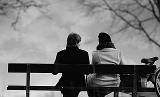 Mit jemandem etwas zu unternehmen - beispielsweise in den Park zu gehen und zu quatschen - kann dabei helfen, auf andere Gedanken zu kommen. - Symbolfoto: Pixabay