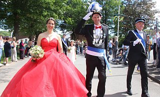 Das strahlende Königspaar Daniel und Sabine Wagemann steht im Mittelpunkt des Festumzugs. - Burkhard Battran
