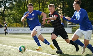 Niklas Bobe versucht sich gegen gleich zwei Bruchmühlener durchzusetzen. Die Gäste gewannen die Partie mit 2:1 und sorgten damit für die nächste Niederlage der Blau-Weißen. Foto: Yvonne Gottschlich - Yvonne Gottschlich