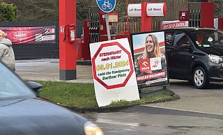 Mit Plakaten weisen die Veranstalter der geplanten Großdemonstration, wie hier an der Star-Tankstelle in Höxter, auf den Termin hin. - Ralf T. Mischer