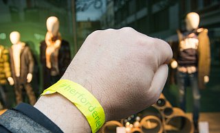 Die Wochenbändchen als 2G-Nachweis. - Ralf Bittner