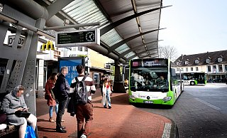 Hier könnte eine hübsche Promenade entstehen: Die Haltestellen entlang der Häuserzeile mit Subway und McDonald's würden wegfallen. - Andreas Frücht