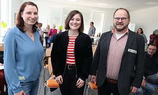 Die Sprecher des grünen Ortsverbands Leopoldshöhe, Susan Tschirschke (l.) und Andreas Puchert, begrüßten die Landtagsabgeordnete Julia Eisentraut sowie zahlreiche Mitglieder und Freunde der Partei. - Knut Dinter