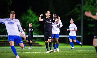Die Fäuste geballt: Der Stift Quernheimer Florian Laege (Mitte) jubelt nach dem Sieg beim SC Herford. - Noah Wedel