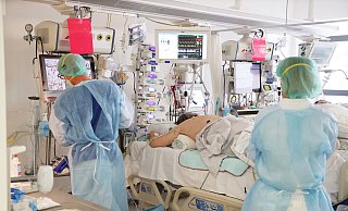 Die Corona-Pandemie bringt das Personal auf den Intensivstationen der Kliniken immer wieder an die Belastungsgenze. - picture alliance/dpa/dpa-Zentralbild