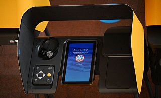 Die Bürgerinnen und Bürger können ihre Stimmen schon vor dem Wahltag, 8. November, abgeben - das Foto zeigt eine Wahlkabine am 1. November in Los Angeles. - Robyn Beck