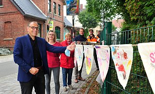 Bürgermeister Siegfried Lux und die Wage-Mitglieder mit Vorsitzendem Kevin Lucius haben die Alte Dorfstraße damit geschmückt. Unterstützt wurden die Organisatoren dabei von einem Bauhof-Team der Gemeinde. - Gemeinde Rödinghausen