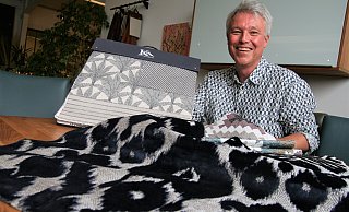 Magnus Puhlmann mit einigen Stoffen von "Ka International", einem neuen Geschäftspartner aus Spanien, den er auf einer Messe in Como kennenlernte - und für den er ganz nebenbei auch die exklusiven Vertriebsrechte für Deutschland bekommen hat. - Meiko Haselhorst