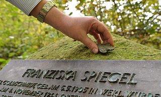 Die Bronzeplatte am Gedenkstein für Franziska Spiegel ist heruntergerissen und entwendet worden. - Mareike Patock