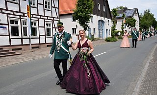 König und Fahnenoffizier Ludger Ploß führt an der Seite seiner Königin Verena Niggemeyer das Schützenvolk in Atteln an. - Anja Ebner