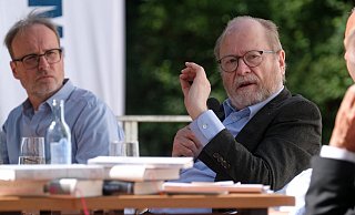 Die Komplexität der Gegenwart führt zum unaufhebbaren Nichtbescheidwissen der Mehrheit, lautet eine These von Jan Philipp-Reemstma. Martin Mittelmeier (l.) lauscht dem Literaturwissenschaftler. - Thorsten Gödecker