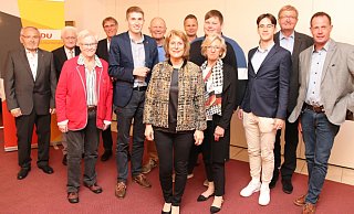 Nach der Wahl ist vor der Wahl, lautet die Devise bei der CDU Oerlinghausen mit Horst Schleicher (v. l.), Norbert Biermacher, Monika Scheler, Gerhard Weigel, Carl Beneke, Erich Schmitt, Angelika Lindner, Franz Kloock, Anne Bißmeier, Robin Täuber, Robin Dyck, Friedrich Büker und als Gast Klaus Hansen. - Knut Dinter Nach der Wahl ist vor der Wahl, lautet die Devise bei der CDU Oerlinghausen mit Horst Schleicher (v. l.), Norbert Biermacher, Monika Scheler, Gerhard Weigel, Carl Beneke, Erich Schmitt, Angelika Lindner, Franz Kloock, Anne Bißmeier, Robin Täuber, Robin Dyck, Friedrich Büker und als Gast Klaus Hansen. - Knut Dinter