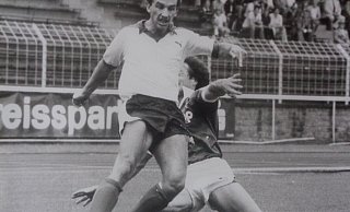 Schnell und beidfüßig: Karl-Heinz Koberstein war im Herforder Trikot oft nur mit unfairen Mitteln zu bremsen. - Heino Uekermann