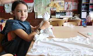Marcia (9) startet mit ihrem zweiten Batik-Shirt. - Anthea Moschner