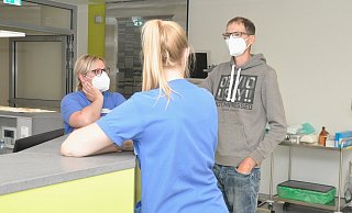 Sabrina Gockel (l.) und Sonja Schäfermeier, Fachkrankenpflegerinnen auf der Intensivstation, freuen sich, Michael Hansmeier in guter Verfassung wiederzusehen. - Brüderkrankenhaus