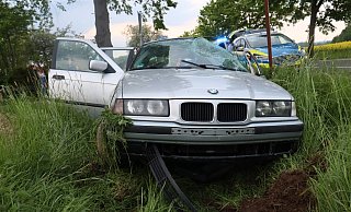 Das Heck des BMW brach aus bisher unbekannten Ursachen aus. - Polizei Herford