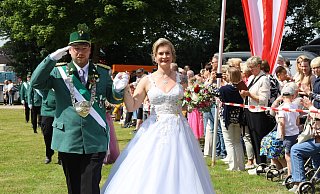 Auf der Naturbühne präsentieren sich die Majestäten Roman und Vanessa Lindemann dem jubelnden Schützenvolk. - Regina Brucksch