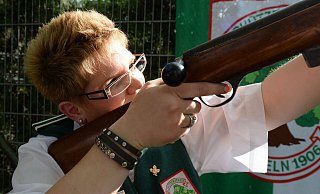 Im Schützenverein Gesseln sind Frauen mit den Männern schon lange gleichgestellt und dürfen somit auch den Vogel abschießen. Wie auf diesem Archivbild aus dem Jahr 2014 zu sehen. - Marc Köppelmann