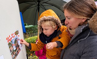 Theo (2) setzt seinen Klebepunkt bei dem Vorschlag zur Neugestaltung des Spielplatzes Kalte Welle in Eilshausen mit dem Thema Burg. - Ralf Bittner