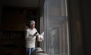 Viele Lungenkranke isolieren sich zu Hause, um sich vor Infektionskrankheiten zu schützen. Davon rät Pneumologe Alexander Kemper jedoch ab. - picture alliance