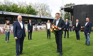 Christoph Rüther gratuliert Carsten Linnemann (vorne v.l.) im Beisein von (hinten v.l.) Kathrin Krause, Daniel Sieveke, Corinna Rotte, Bernhard Hoppe-Biermeyer, Reinhold Hansmeier und Hartwig Höschen. - Regina Brucksch