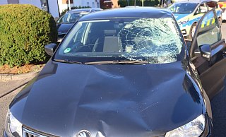 Der Radfahrer knallte in die Windschutzscheibe. - Polizei Herford