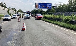 Auf der A33 kam es am Samstagnachmittag zu einem Unfall zwischen den Anschlussstellen Elsen und Schloß Neuhaus. - Feuerwehr Paderborn