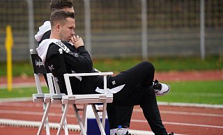 Es sieht böse aus: Trainer Stephan Eggert musste in Tengern eine 1:4-Niederlage seines SC Herford mitansehen. - Yvonne Gottschlich