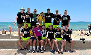 Die Mannschaft des FC Gütersloh ist am Sonntagmorgen auf Mallorca gelandet und feiert nun ausgiebig Aufstieg, Meisterschaft und Westfalenpokal-Sieg. - Lars Beuckmann