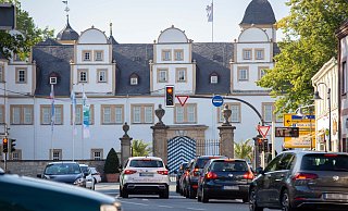 Die Schlosskreuzung ist einer der zentralen Verkehrsknoten in Schloß Neuhaus. - Niklas Tüns