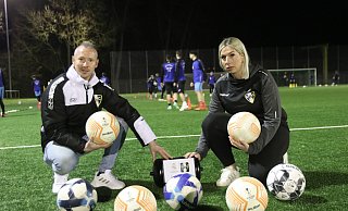 F-Jugendtrainer Michael Cavaleri und die Erste Vorsitzende des SC Herford, Milena Scherf, freuen sich auf eine rege Teilnahme am Feriencamp mit der Fußballschule von Real Madrid. - Claus Frickemeier