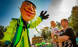 Wackelpeter 2019: Der Wackelpeter persönlich begrüßt seine Gäste: Lukas (3) und Holger Schwarz aus Bad Salzuflen sind begeistert. Noch cooler fand Lukas eigentlich nur die Feuerwehr. - Mike-Dennis Müller / www.mdm.photo