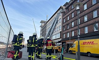 Wegen der Löscharbeiten war die Bahnhofstraße gesperrt. - Charlotte Mahncke