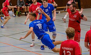 Sennes Marlon Wienböker (am Ball) steuerte sieben Treffer zum 31:24 über Neuenkirchen/Varensell bei. - Andreas Zobe