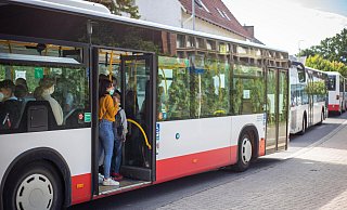 Zur Bertolt-Brecht-Gesamtschule fahren viele Schüler mit dem Bus. Nur aus Obernbeck gestaltet sich die Anreise schwierig - zumindest noch. - Niklas Tüns