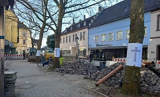 Mit Transparenten, auf denen Kreuze zu sehen sind, protestieren die Mitglieder der Initiative "Grün statt grau" gegen von der Stadt angekündigte Fällungen der Platanen in Höxters Innenstadt. - Falk Wennemann