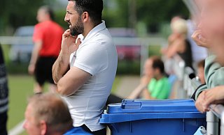 SVEW-Trainer Selami Jashari beobachtet aufmerksam das Spiel. - Egon Bieber