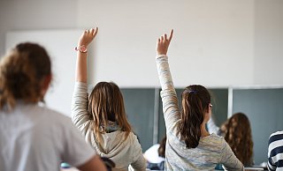 Die Schülerzahlen im Herbst spiegelten nicht den tatsächliche Elternwillen bei der Schulwahl wider, kritisieren Elternvertreter und auch die FDP. Denn um weite Schulwege zu vermeiden, schwenken einige Familien nach der Absage an ihrer Wunschschule zu einer anderen Schulform um. - dpa