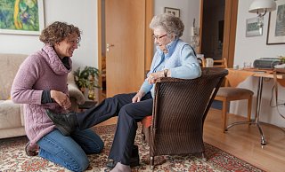 Die Pflege von Angehörigen kann sehr belastend sein. Um Angehörige nicht zu überfordern, raten Pflegeexperten zu Auszeiten. - picture alliance