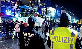 Am Boulevard in Bielefeld treffen sich Tausende Partygänger an Silvester, um zu feiern. Böller und Co sind allerdings verboten. Die Polizei wird 2022 wieder Präsenz zeigen. - Barbara Franke
