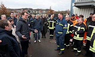 Ministerpräsident Hendrik Wüst besuchte am Freitagmittag das Unternehmen Reku Thermoforming in Vlotho. Dessen Überflutung an Weihnachten durch die Weser hatten ehrenamtliche Kräfte verhindert. - Frank-Michael Kiel-Steinkamp