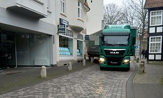 Dieser grüne Lkw blieb am Mittwochmittag in der Kurve Nordring/Bahnhofstraße in Bünde stecken. - Privat