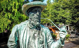 Knorrig, traditionsbewusst und aus Bielefeld nicht mehr wegzudenken: Der Leineweberbrunnen auf dem Altstädter Kirchplatz zählt zu den Symbolen der Stadt. Zu seiner Geschichte hatte der 2023 verstorbene Historiker Bernd J. Wagner geforscht. - Eike J. Horstmann