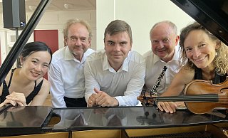 Die Pianistin Maya Ando (v. l.), der Geiger Janusz Bulka, der Cellist Mykhailo Segendenko, der Oboist Jacek Checinski und die Orchesterchefin Denise Gruber geben im Staatsbad-Orchester den Ton. Genauso beteiligt aber nicht auf dem Foto ist die Schlagzeugerin Eunji Park. - Elke Niedringhaus-Haasper