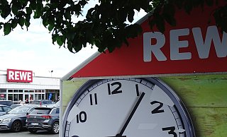Die Uhr tickt: Noch im dritten Quartal will der Eigentümer mit den Bauarbeiten am ehemaligen Real-Markt in Brakel (mittlerweile Rewe) beginnen. Dort soll unter anderem ein Modepark Röther einziehen. - Moritz Räker