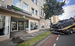 Gegen 16.30 Uhr krachte der 7er BMW in den Geschäftseingang des Hörgeräte-Studios am Königswall. MT-Foto: - Patrick Schwemling
